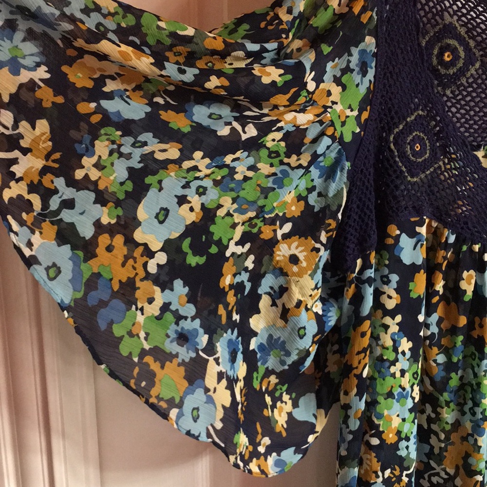 Beautiful sheer top or coverup oversized! Fits more like a 22/24 - Picture 3 of 6